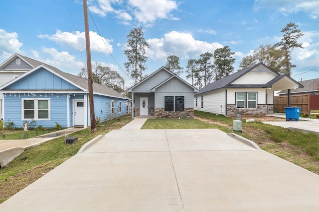 view of front of property featuring a front lawn