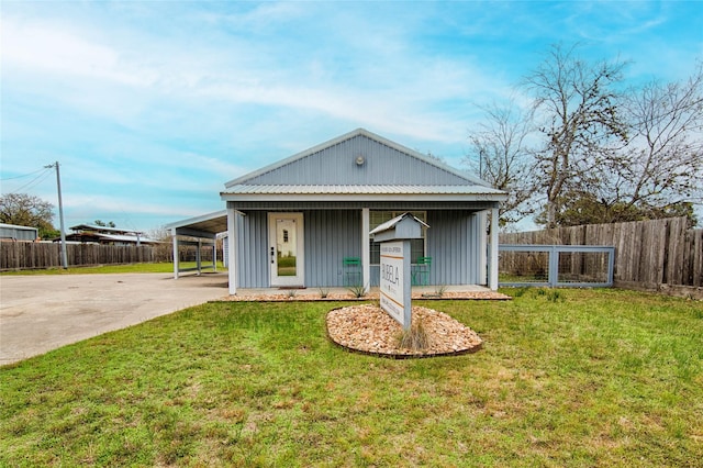 view of front of property with a front yard and a carport