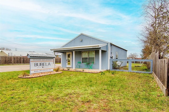 view of front of property featuring a front yard and covered porch