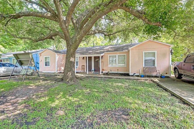 ranch-style house featuring a front yard