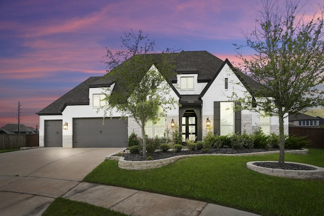 view of front of property featuring a lawn