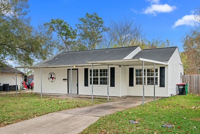 view of front of home featuring a front yard and a carport