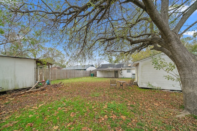 view of yard featuring a storage unit