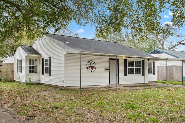 ranch-style house featuring a front lawn