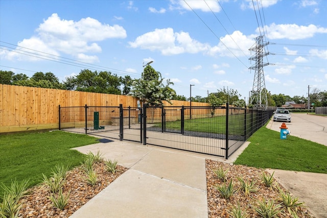 view of property's community featuring a lawn