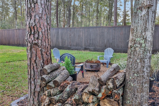 view of yard featuring a fire pit