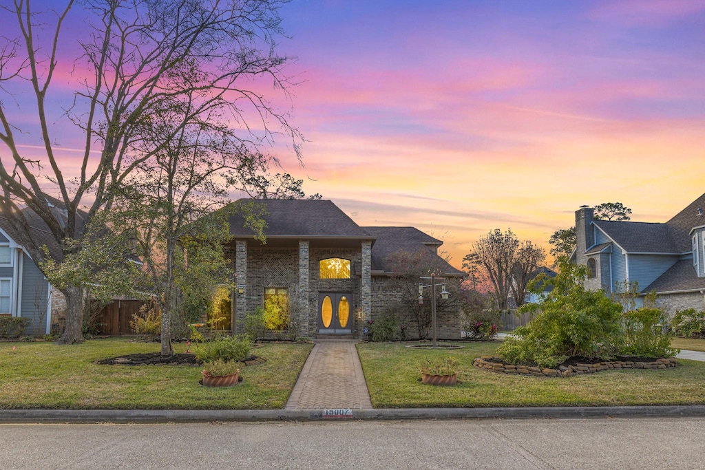 view of front of property with a yard