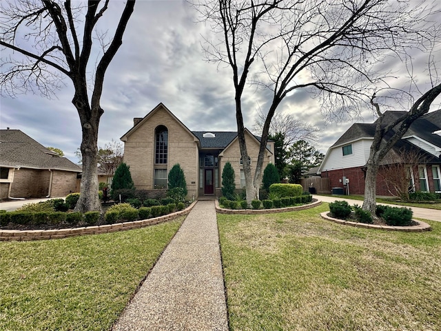 view of front of property featuring a front lawn