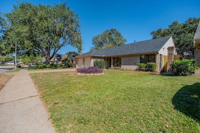 ranch-style home featuring a front lawn