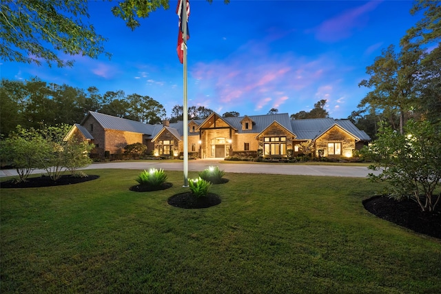 view of front of property featuring a lawn