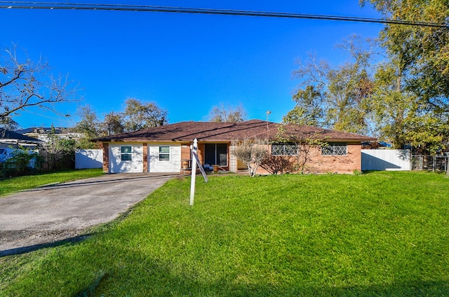 ranch-style house featuring a front lawn