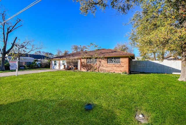 single story home featuring a front lawn