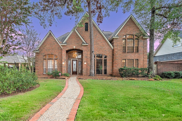 view of front of home featuring a yard