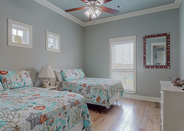 bedroom with crown molding, light hardwood / wood-style floors, and ceiling fan