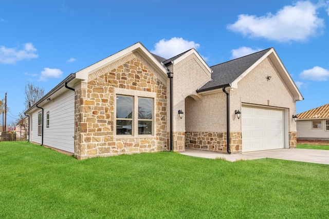 view of front facade featuring a garage and a front lawn