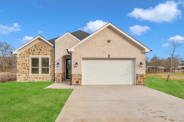 view of front of house featuring a front lawn and a garage