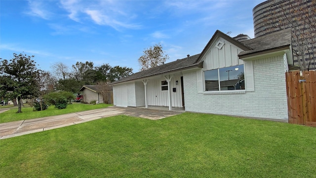 view of front facade featuring a front lawn and a garage