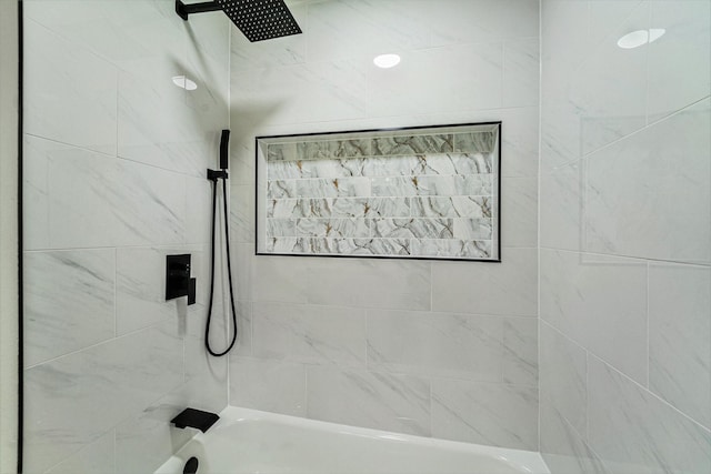 bathroom with tiled shower / bath