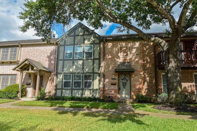 view of front facade with a front lawn