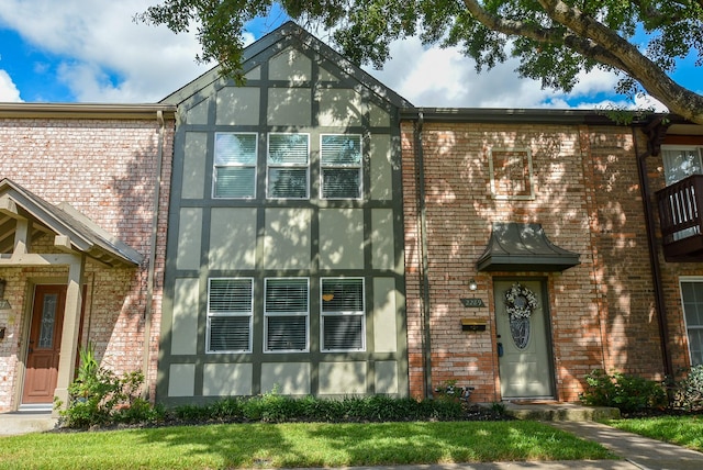 view of front facade with a front lawn