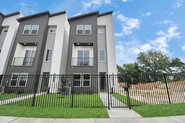 view of front of property featuring a front lawn