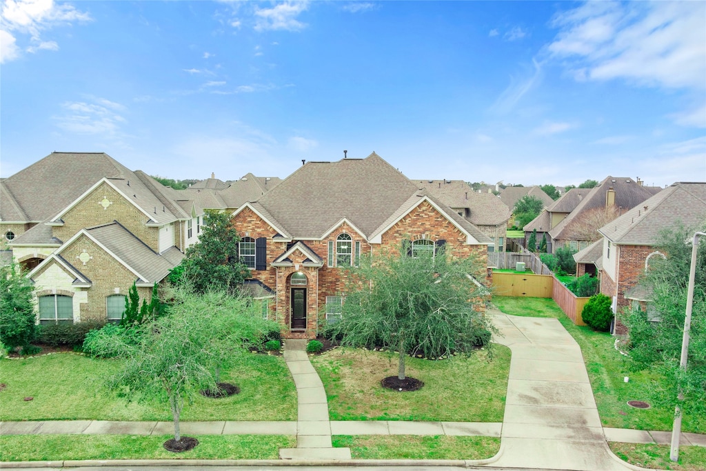 view of front of home featuring a front lawn