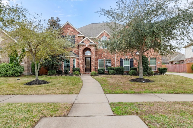 view of front facade featuring a front lawn