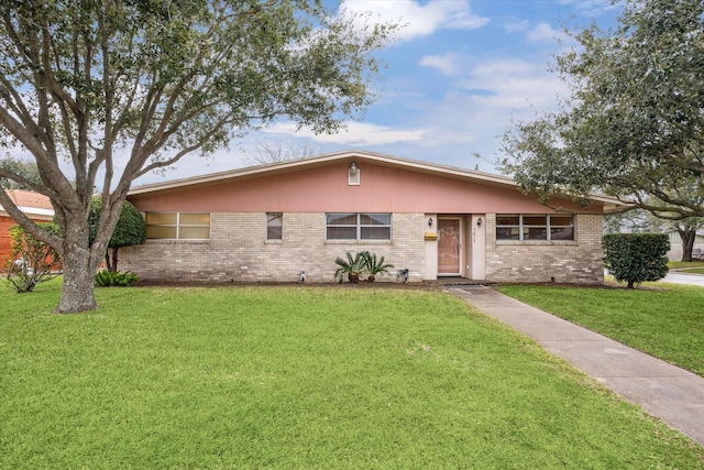 single story home featuring a front lawn