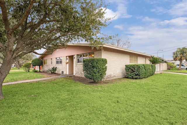 view of front of property featuring a front lawn