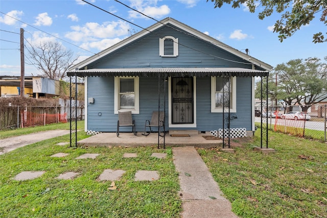 bungalow-style house featuring a front lawn