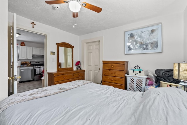 bedroom featuring a textured ceiling and ceiling fan