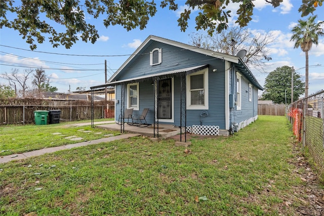 bungalow-style house featuring a front lawn