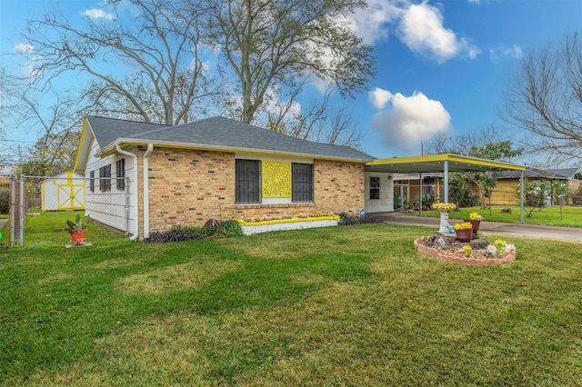 view of front of home with a carport and a front lawn