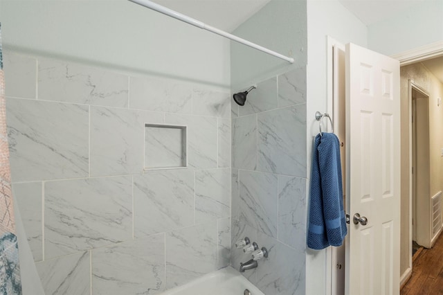 bathroom featuring tiled shower / bath