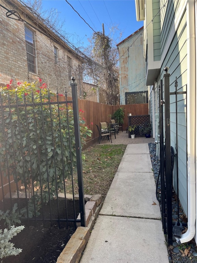 view of yard featuring a patio area