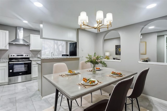 dining area featuring sink and an inviting chandelier