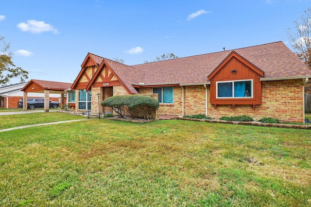 view of front of home featuring a front lawn