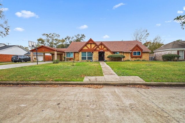 view of front of property featuring a front lawn