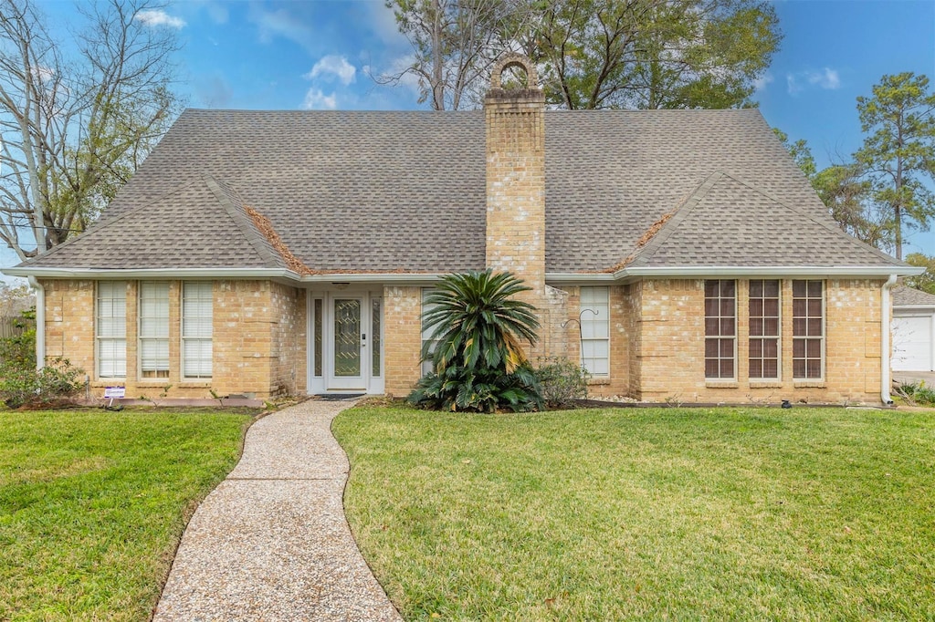 view of front of home featuring a front lawn