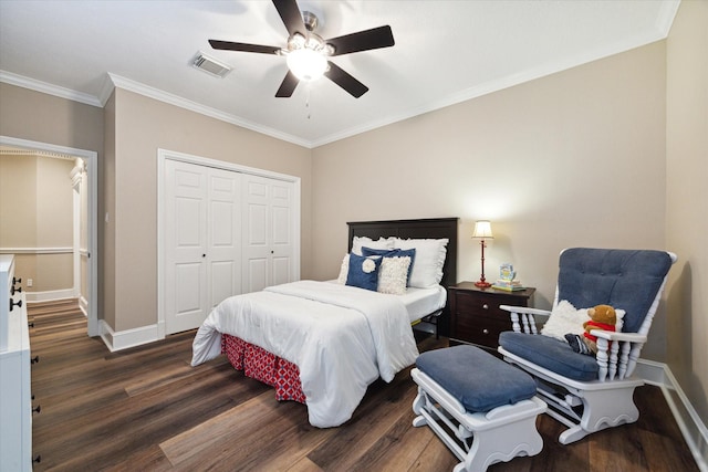 bedroom with ceiling fan, crown molding, a closet, and dark hardwood / wood-style floors