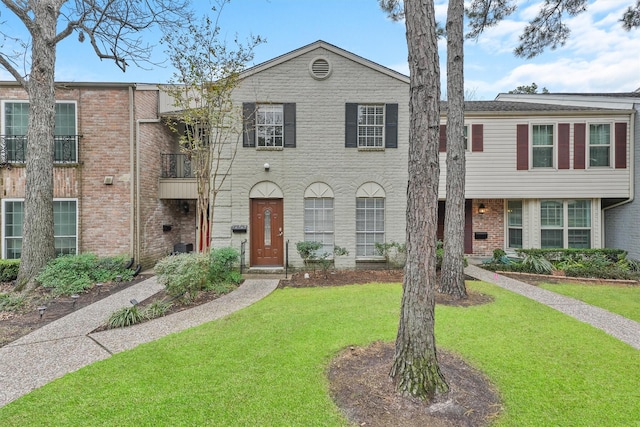 view of front of property featuring a front lawn