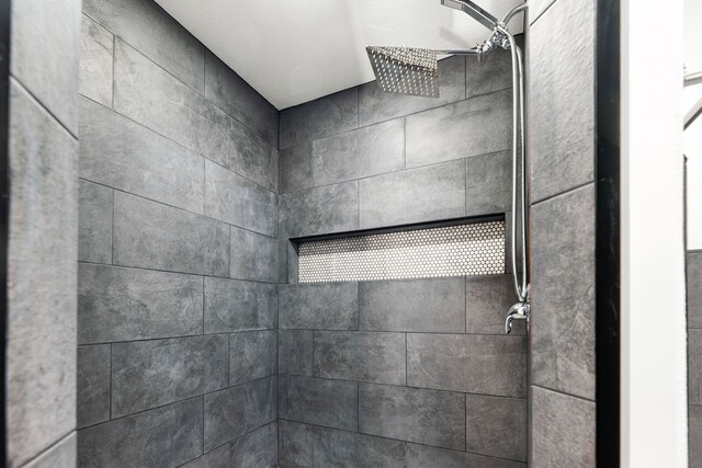 room details featuring tiled shower