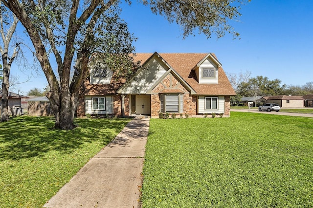 view of front of property featuring a front lawn