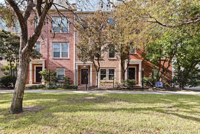 view of front of property featuring a front yard