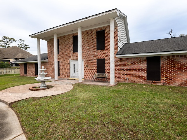 view of front of property with a front yard