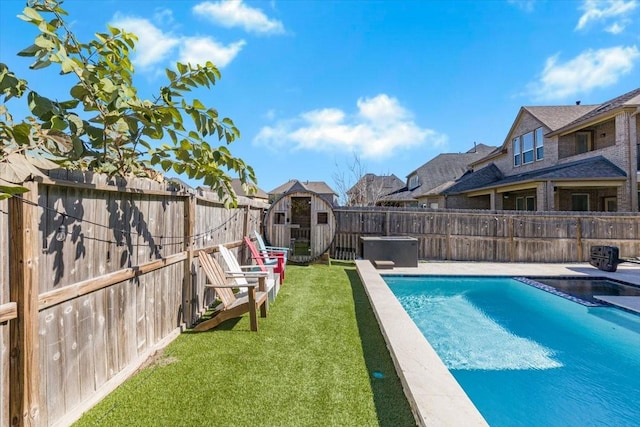 view of swimming pool with a yard