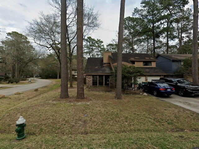 view of front facade featuring a front lawn