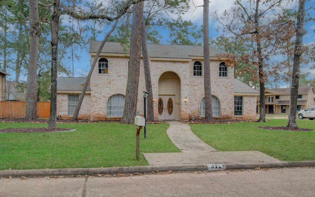 view of front of house featuring a front lawn