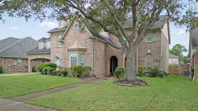 view of front of home featuring a front yard