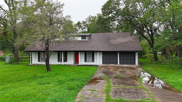 view of front of house featuring a front lawn and a garage